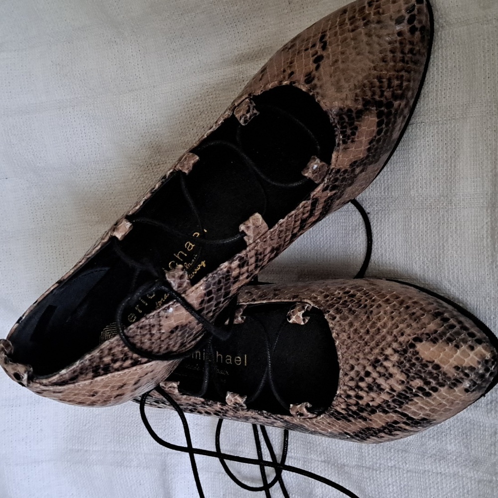 Eric Michaels snakeskin lace up flats